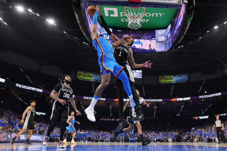 Victor Wembanyama (d) contre une tentative de Shai Gilgeous-Alexander lors du match 1 de la finale de la conférence Ouest de NBA entre les San Antonio Spurs et l'Oklahoma City Thunder, le 18 mai 2026 à Oklahoma City
