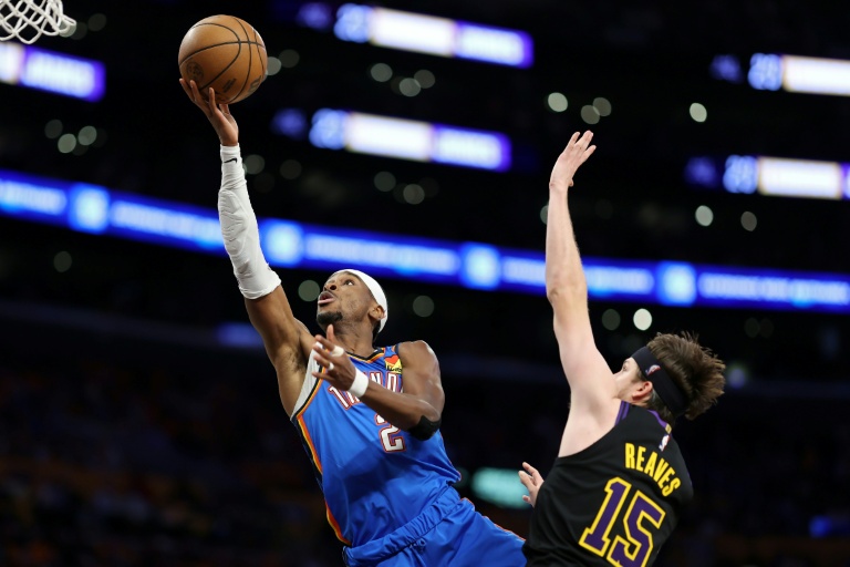 Shai Gilgeous-Alexander, la star du Thunder d'Oklahoma City, marque lors du quatrième match de la demi-finale de conférence ouest lundi contre les Los Angeles Lakers