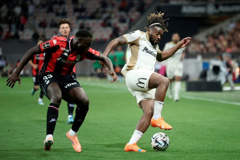 Le défenseur niçois Antoine Mendy (G) et l'attaquant lensois Allan Saint-Maximin (D), buteur lors du match nul 1-1, le 2 mai 2026 à l'Allianz Riviera