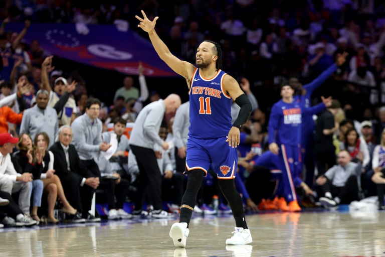 Jalen Brunson célèbre un panier lors de la victoire de New York contre Philadelphie, le 8 mai 2026 à Philadelphie