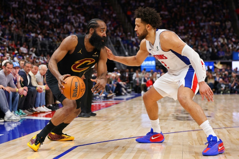 James Harden tente de contourner Cade Cunningham lors de la victoire de Detroit contre Cleveland, le 5 mai 2026 à Detroit