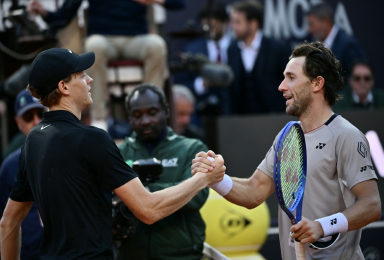 L'Italien Jannik Sinner et le Norvégien Casper Ruud après la finale du Masters 1000 de Rome le 17 mai 2026