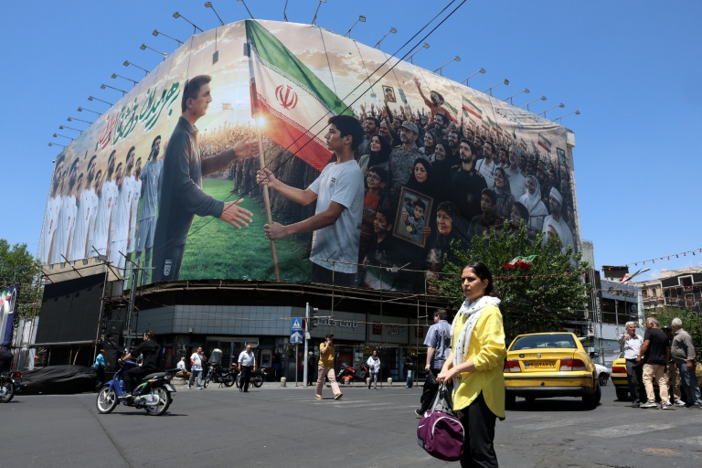 Un panneau d'affichage géant met en scène l'équipe nationale iranienne de football qui a pris la direction de la Turquie pour y préparer le Mondial-2026, le 18 mai 2026 à Téhéran
