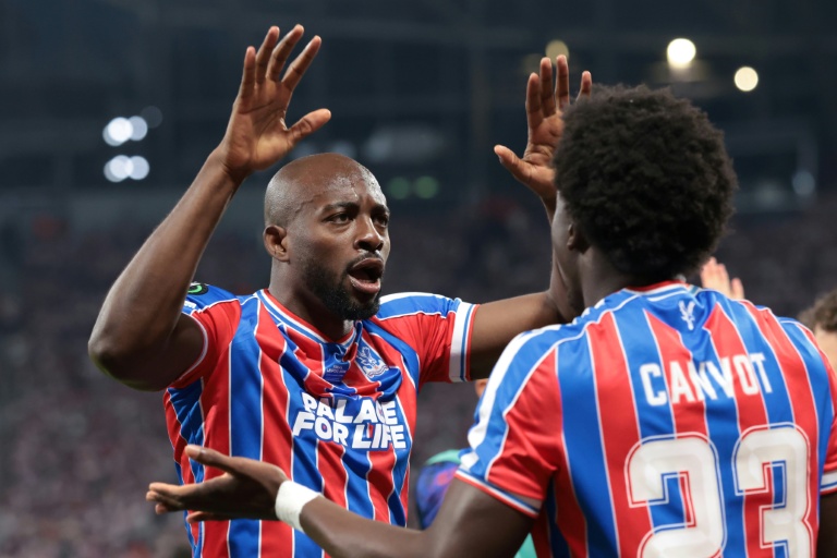 L'attaquant français de Crystal Palace Jean-Philippe Mateta célèbre son but contre le Rayo Vallecanol en finale de la Ligue Europa Conférence mercredi à Leipzig.