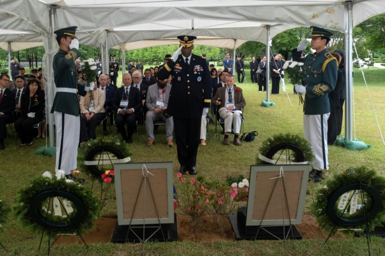 Cérémonie d'inhumation des cendres d'Andre Datcharry et Jacques Grisolet, deux anciens combattants français de la guerre de Corée récemment décédés, au Cimetière mémorial des Nations Unies à Busan (Corée du Sud) le 27 mai 2026