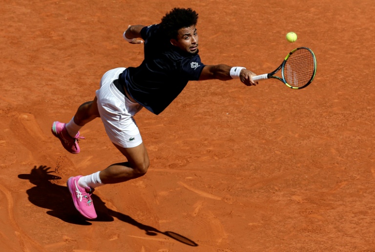 Arthur Fils débordé par Jannik Sinner, le numéro un mondial, lors de la demi-finale du Masters 1000 de Madrid, le 1er mai 2026