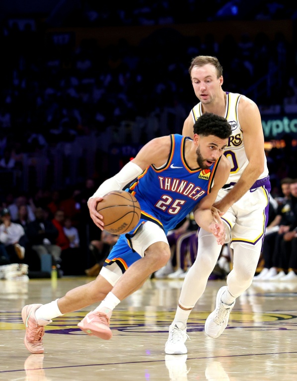 Ajay Mitchell (g.), l'arrière du Thunder d'Oklahoma City, s'élance vers le panier face à Luke Kennard (d.), l'arrière des Lakers de Los Angeles Lakers, au cours du troisième match du deuxième tour des play-offs de la Conférence Ouest de la NBA, à Los Angeles, le 9 mai 2026