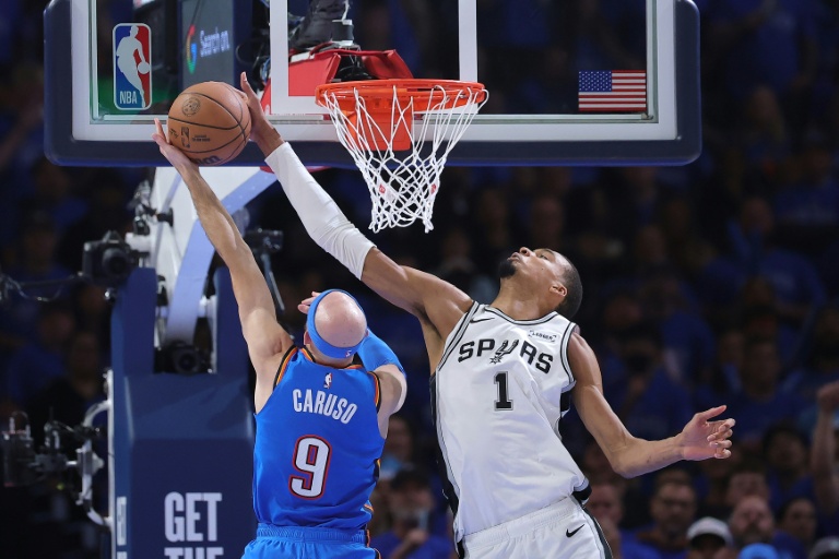 Victor Wembanyama (d) contre un tir d'Alex Caruso lors du match 2 de la finale de conférence Ouest de NBA entre les San Antonio Spurs et l'Oklahoma City Thunder, le 20 mai 2026 à Oklahoma City