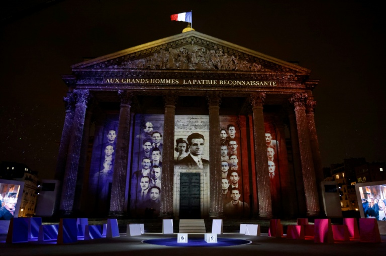 Le Panthéon illuminé lors de la cérémonie d'État pour l'intronisation de Missak et Mélinée Manouchian, le 21 février 2024 à Paris