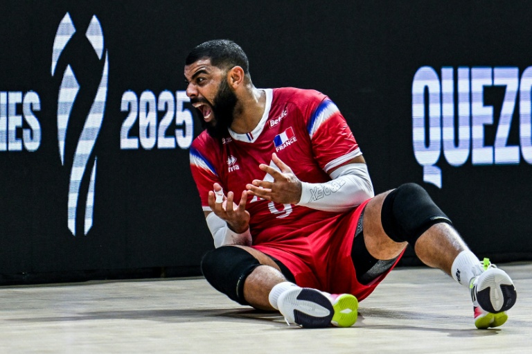 La star des Bleus Earvin Ngapeth contre l'Argentine lors du Mondial de volley à Quezon City, aux Philippines, le 18 septembre 2025