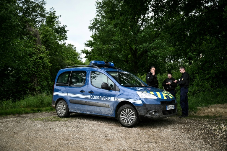 Une véhicule de gendarmes barre l'accès au site de fouilles à Rouvray, dans l'Yonne, à la recherche des corps des victimes d'Emile Louis, le 18 mai 2026