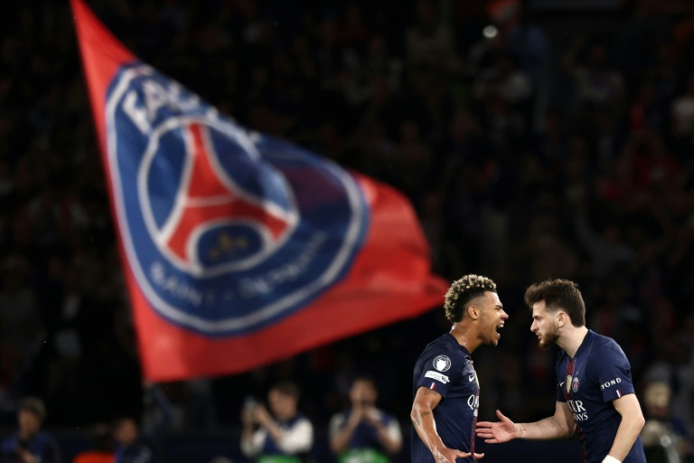 Désiré Doué (G) et Khvicha Kvaratskhelia (D) lors du légendaire match aller des demi-finales de Ligue des champions contre le Bayern Munich, le 28 avril 2026 au Parc des Princes