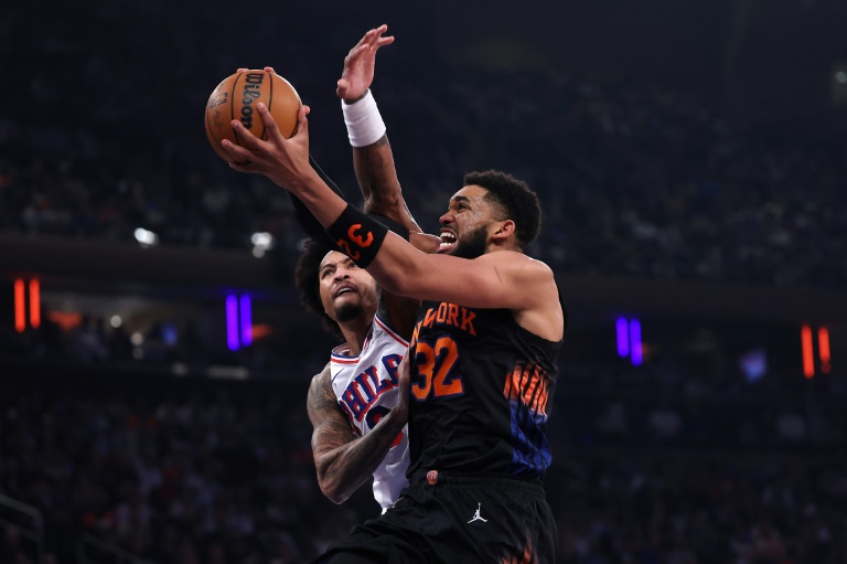 Karl-Anthony Towns tente de monter au panier contre Kelly Oubre Jr, lors de la victoire des Knicks contre Philadelphie, le 6 mai 2026 à New York