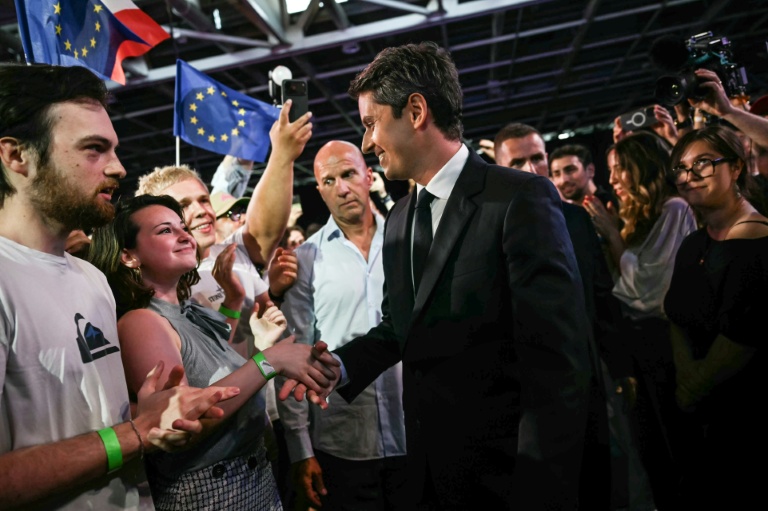 L'ex-Premier ministre et candidat de Renaissance à la présidentielle française, Gabriel Attal, salue des sympathisants lors de son premier meeting de campagne à Paris, le 30 mai 2026