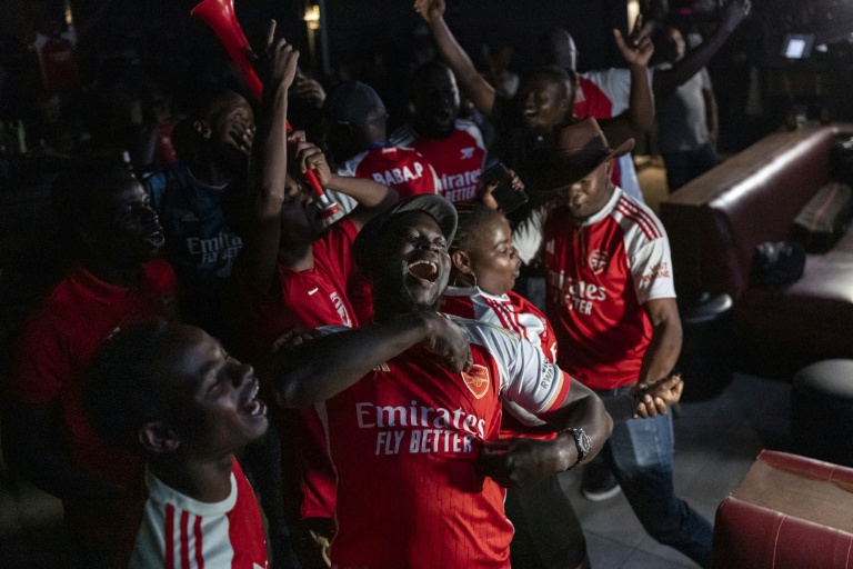 Des supporteurs kényans d'Arsenal réagissent à la victoire de leur équipe lors d'une retransmission en direct de la demi-finale de la Ligue des champions opposant leur club à l'Atlético Madrid, à Nairobi, le 5 mai 2026