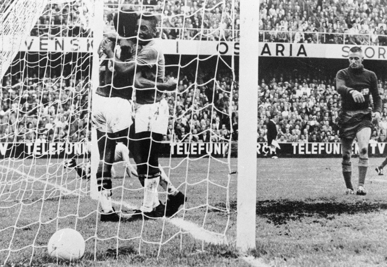 Pelé (au centre) et son coéquipier Vava, en finale de la Coupe du monde, remportée par les Brésiliens, le 28 juin 1958 à Stockholm