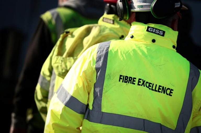 Des ouvriers rassemblés sur le site industriel du groupe Fibre Excellence à Tarascon, le 14 avril 2026 dans les Bouches-du-Rôhne alors que deux sites du groupe sont menacés de fermeture