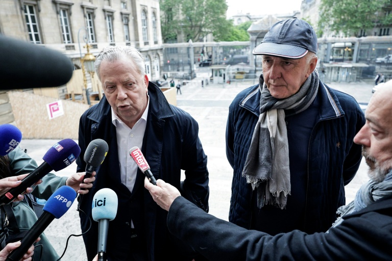 Dany Leprince (d), condamné pour les meurtres en 1994 de son frère, de sa belle-sœur et de deux de leurs filles dans la région de la Sarthe, et son avocat Olivier Morice (g) s'adressent à la presse à leur arrivée au Palais de Justice de Paris, le 7 mai 2026