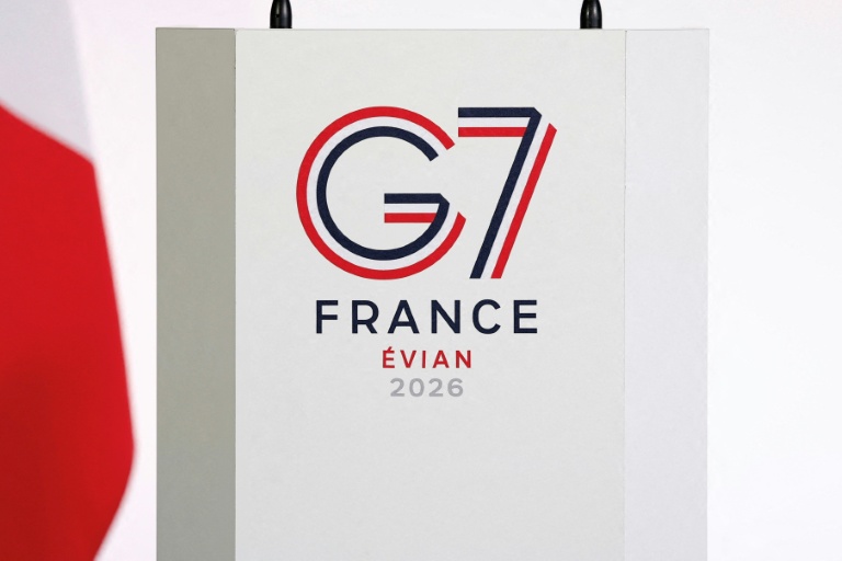 Le logo du sommet du G7 d'Évian lors d'une conférence de presse en marge d'une réunion des pays du G7 préparatoire à Paris, le 6 mai 2026
