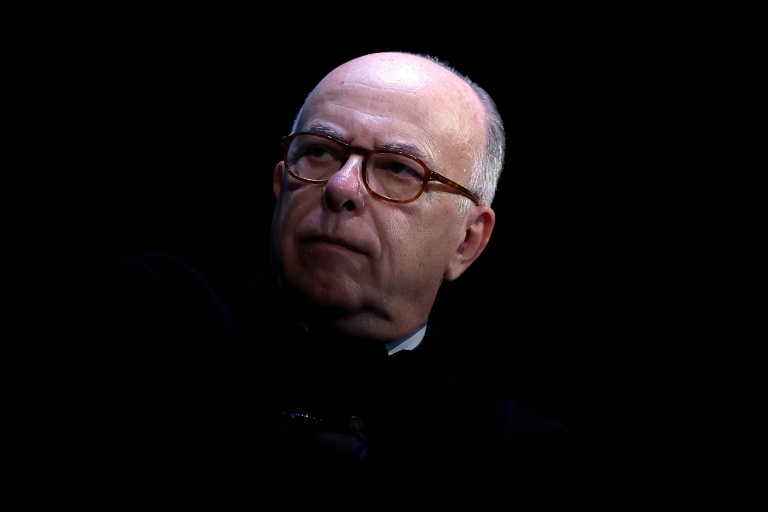 L'ancien Premier ministre socialiste Bernard Cazeneuve à Paris lors d'un débat au théâtre de la Cité internationale le 11 avril 2026