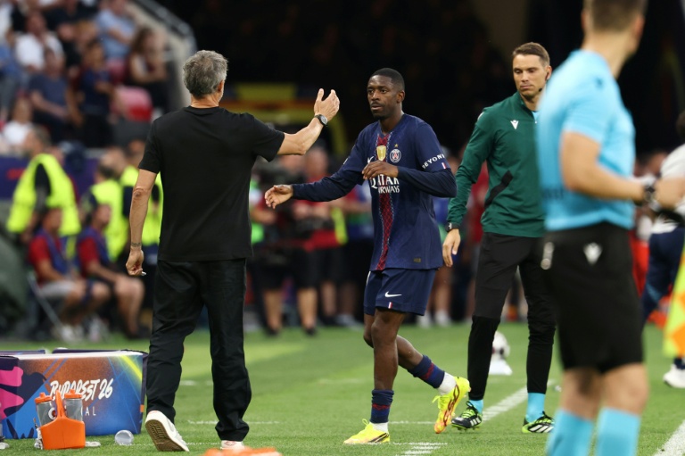 Terrassé par les crampes, Ousmane Dembélé sort en fin de match samedi en contre Arsenal, félicité par son entraîneur Luis Enrique.
