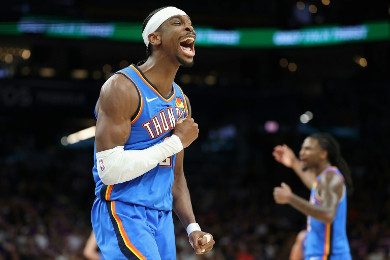 Shai Gilgeous-Alexander, le meneur canadien du Thunder d'Oklahoma City, contre les Phoenix Suns lors du troisième match du premier tour des play-offs de la Conférence Ouest de la NBA, à Phoenix, le 25 avril 2026