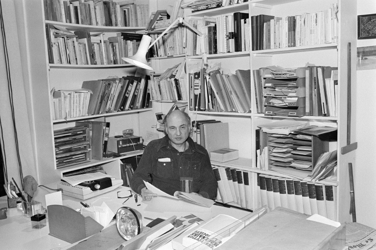 Le philosophe et sociologue français Edgar Morin, le 16 décembre 1975 à son domicile parisien