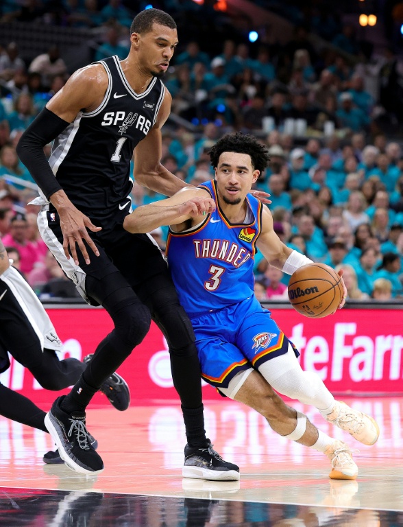 Jared McCain (d) face à Victor Wembanyama lors du match 3 de la finale de conférence Ouest entre l'Oklahoma City Thunder et les San Antonio Spurs, le 22 mai 2026 à San Antonio
