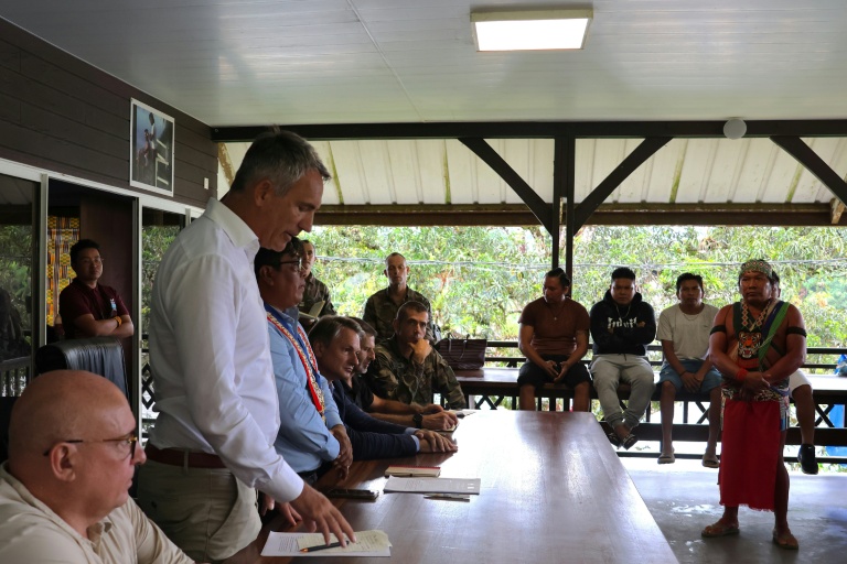 Le préfet de Guyane, Antoine Poussier (2e g) et côtés du maire de Camopi, Laurent Yawalou (3eg), lors d'une réunion avec des habitants de Camopi, ville frontalière du Brésil, où les habitants protestent contre les passages de la frontière par des orpailleurs illégaux, le 11 mai 2026 en Guyane