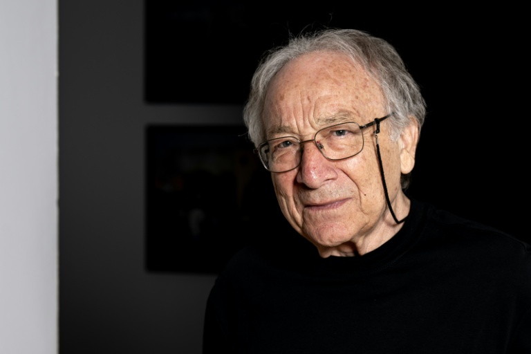 L'artiste français Ernest Pignon-Ernest pose au musée Ziem à Martigues, près de Marseille, le 21 mai 2026
