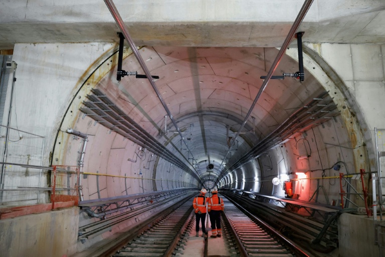 Des employés de l'entreprise Eurovia Transport Ferroviaire dans le tunnel de la future ligne 15 sud du Grand Paris express, le 3 avril 2024 à Clamart dans les Hauts-de-Seine