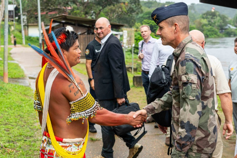 Photo diffusée le 11 mai 2026 par les Forces armées françaises de Guyane du chef coutumier Teko, Mathias Barcarel (g), accueillant le général de division aérienne Géraud Laborie à son arrivée à Camopi, ville frontalière du Brésil où les habitants manifestent contre les passages de frontière des orpailleurs illégaux, en Guyane