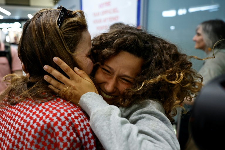 Une militante française, détenue et expulsée par Israël après l'interception de la flottille pour Gaza, embrasse une proche à son arrivée à l'aéroport Roissy-Charles-de-Gaulle, le 22 mai 2026, au nord de Paris