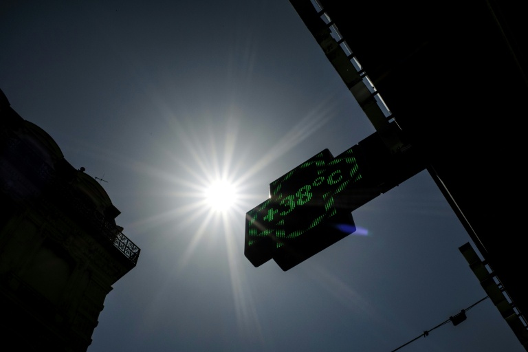 Le thermomètre d'une pharmacie affiche 38°C à Lyon, alors qu'une vague de chaleur frappe la France, le 26 mai 2026