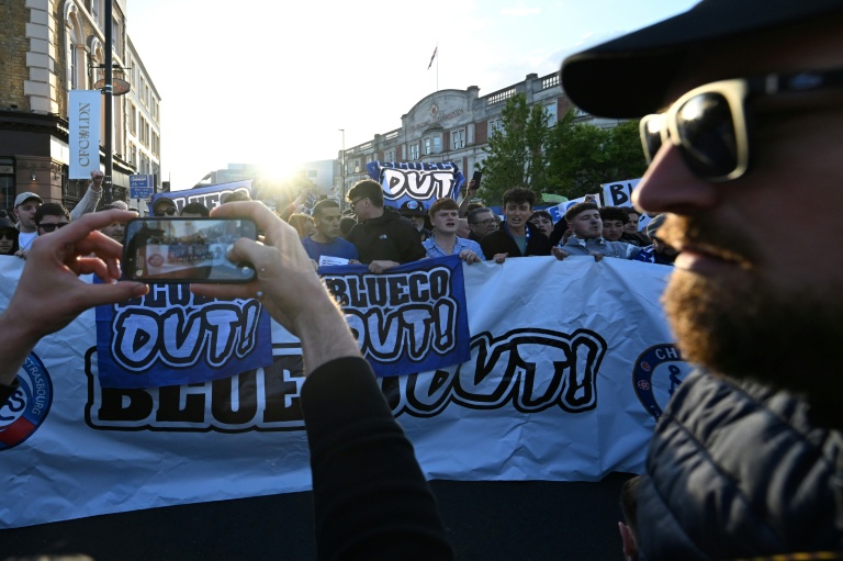 Des supporters de Chelsea et de Strasbourg manifestent contre BlueCo, le consortium de l'homme d'affaires américain Todd Boehly qui possède les deux clubs, le 18 avril 2026 à Londres
