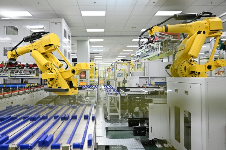 Des robots à l'ouvrage dans une usine du groupe automobile chinois Leapmotor de Huzhou (Chine), le 26 avril 2026