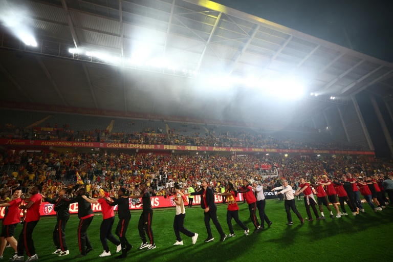 Des membres du RC Lens célèbrent leur victoire à Lens, le 22 mai 2026