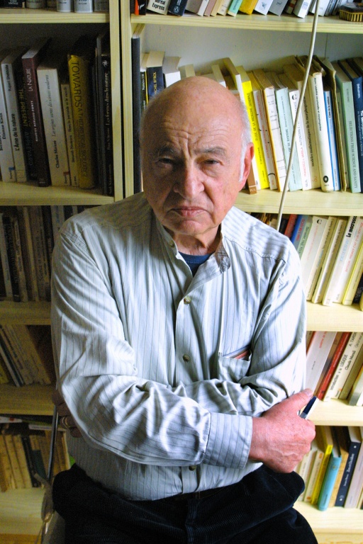 Le sociologue Egdar Morin, le 11 septembre 2001 dans son bureau à Paris