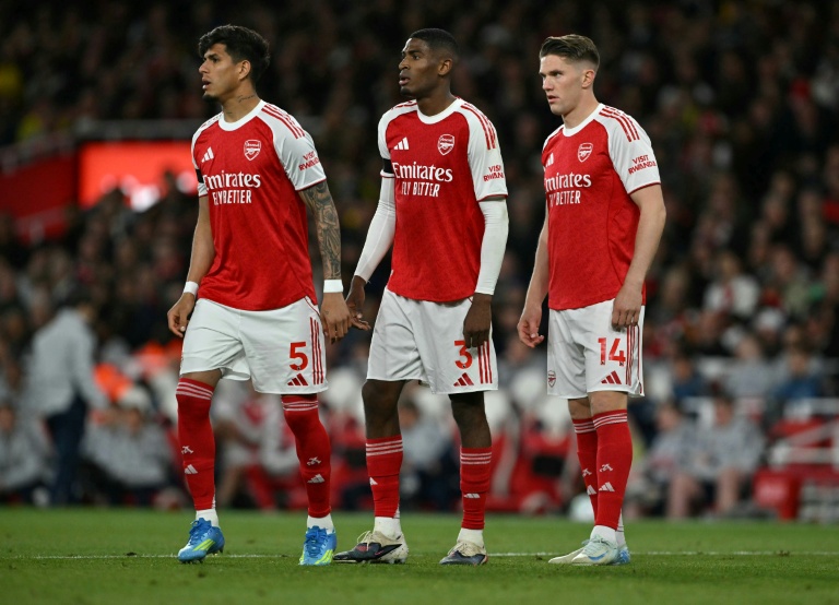 Les joueurs d'Arsenal Piero Hincapie (g), Christhian Mosquera (c) et Viktor Gyokeres, lors d'un match contre Burnley, le 18 mai 2026 à l'Emirates Stadium