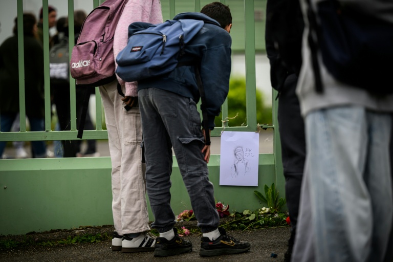 Des élèves du collège Libertaire Rutigliano regardent un dessin en hommage à l'adolescent de 15 ans tué lors d'une fusillade, le 18 mai 2026 à Nantes
