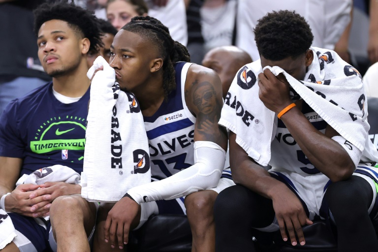 Ayo Dosunmu et Anthony Edwards réagissent sur le banc lors de la victoire de San Antonio contre les Timberwolves, le 12 mai 2026 à Minnesota