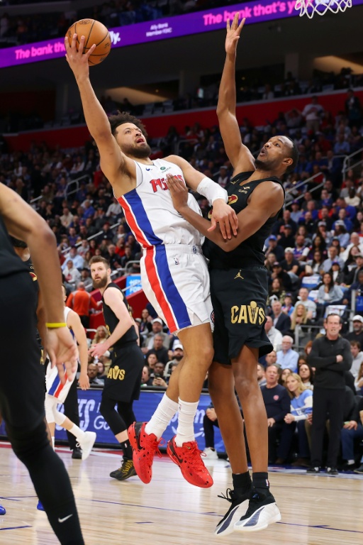 Le meneur des Pistons Cade Cunningham (g) tente de marquer face à Evan Mobley, lors du match 2 contre Cleveland, le 7 mai 2026 à Detroit
