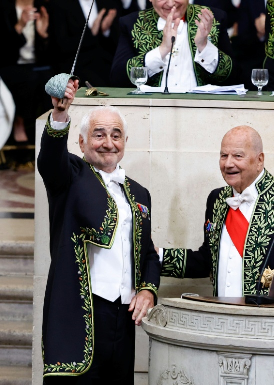 Le chef français Guy Savoy l(à gauche brandissant son épée d'académicien) lors de son installation à l'Académie des Beaux-Arts à Paris le 20 mai 2026