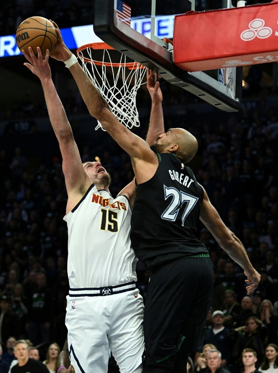 Rudy Gobert (d) contre Nikola Jokic lors du match 6 du premier tour des play-offs de NBA entre les Minnesota Timberwolves et les Denver Nuggets, le 30 avril 2026 à Minneapolis