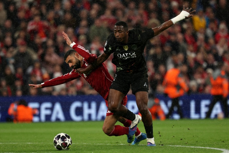 Le défenseur équatorien Willian Pacho à la lutte avec la star égyptienne de Liverpool Mohamed Salah, en quart de finale de la Ligue des champions, le 14 avril 2026 à Anfield