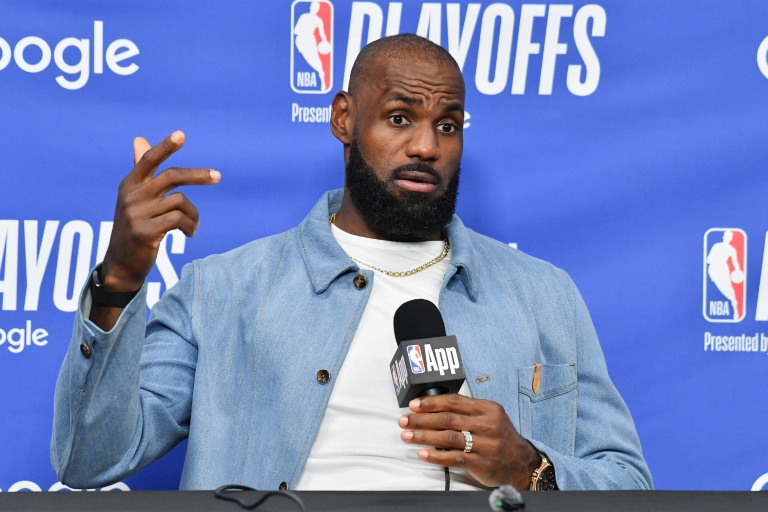 LeBron James parle aux journalistes lors d'une conférence de presse après la fin de la saison des Lakers le 11 mai 2026 à Los Angeles