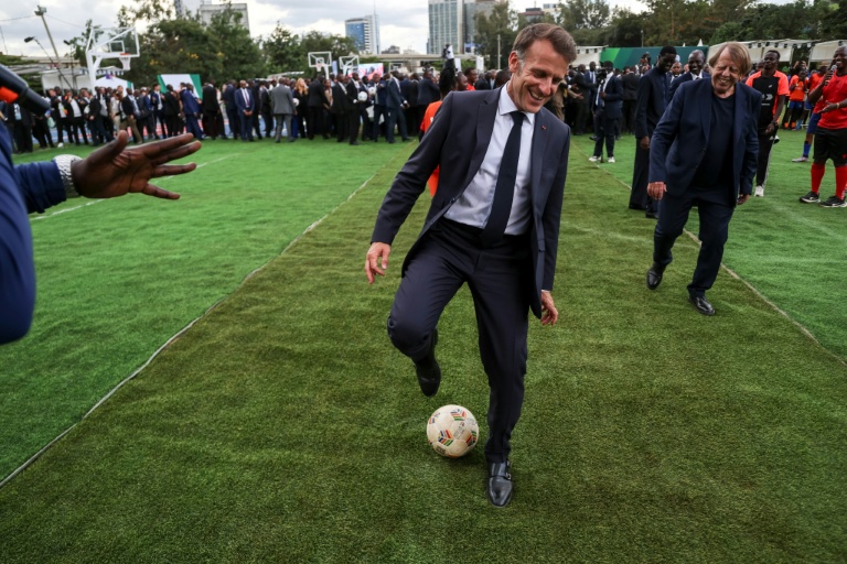 Le président français Emmanuel Macron joue au foot en marge du sommet franco-africain de Nairobi le 11 mai 2026