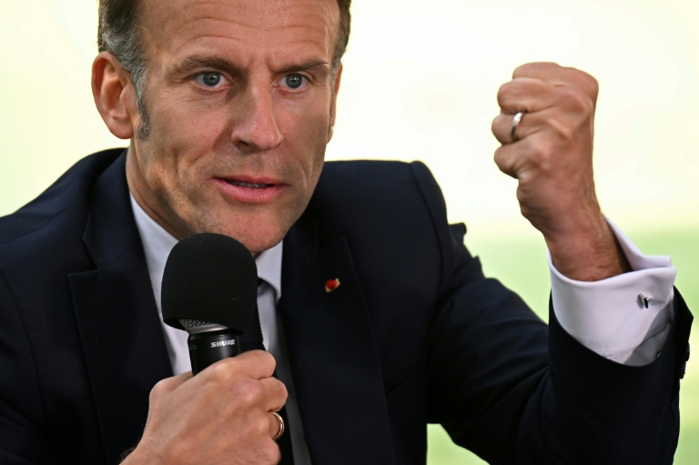 Le président français Emmanuel Macron s'adresse à des élèves de l'école française de Nicosie, le 23 avril 2026
