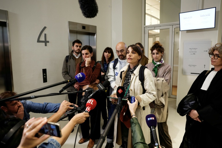 La mère d'une victime s'adresse à la presse au nom des autres familles de victimes avant le procès pour agression sexuelle d'un animateur d'une école parisienne, au tribunal de Paris, le 5 mai 2026