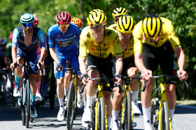 L'équipe Visma Lease a Bike, avec son leader Jonas Vingegaard (maillot bleu) mène le peloton durant la 14e étapue du Tour d'Italie, le 23 mars 2026 entre Aoste et Pila